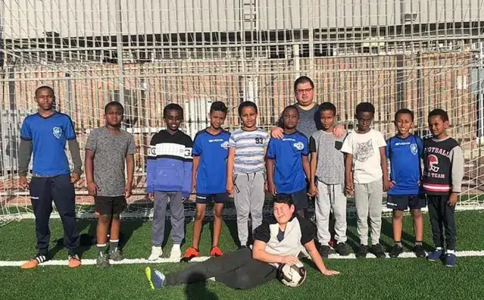 עובדים עם ילדי בית הספר לכדורגל על יסודות הכדורגל (יח”צ)